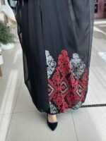 ⁦عباة تطريز أحمر⁩ - الصورة ⁦2⁩